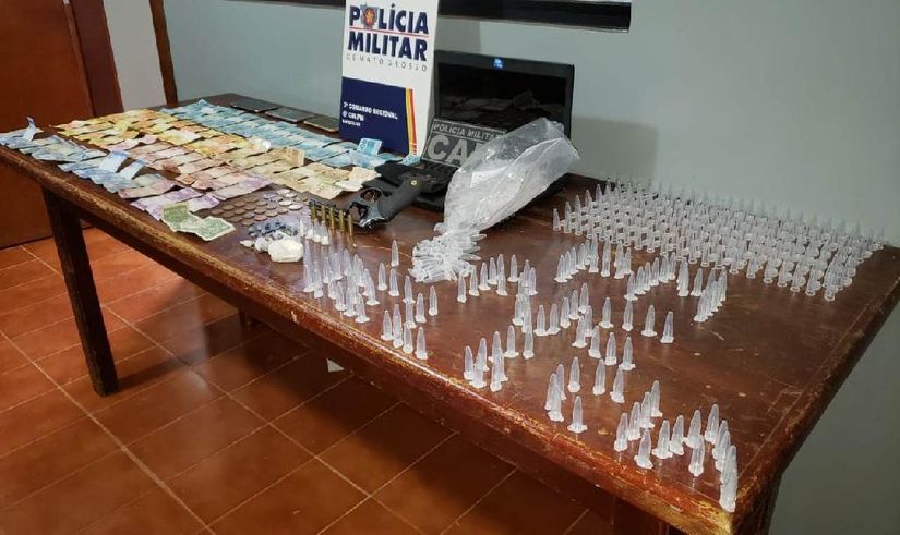 Policiais apreendem 561 pinos de cocaína, arma e munições em boate