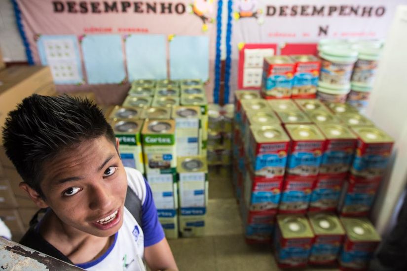 Em um mês, Seduc entrega mais de mil latas de tinta e mobiliários para 50 escolas