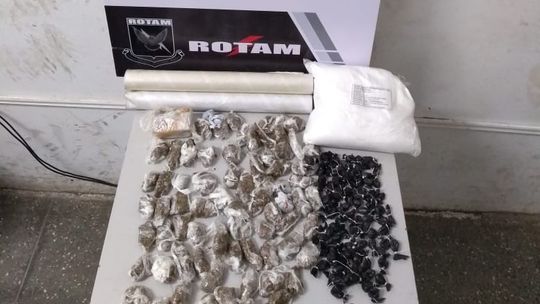Dois homens são presos e um adolescente apreendido com 178 porções de drogas 