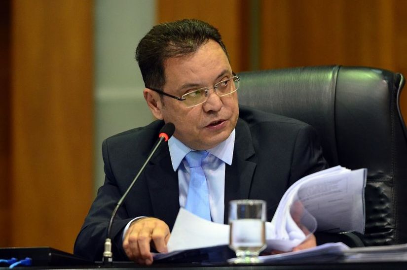 Botelho consulta plenário e arquiva projeto que mudava dia de sessões