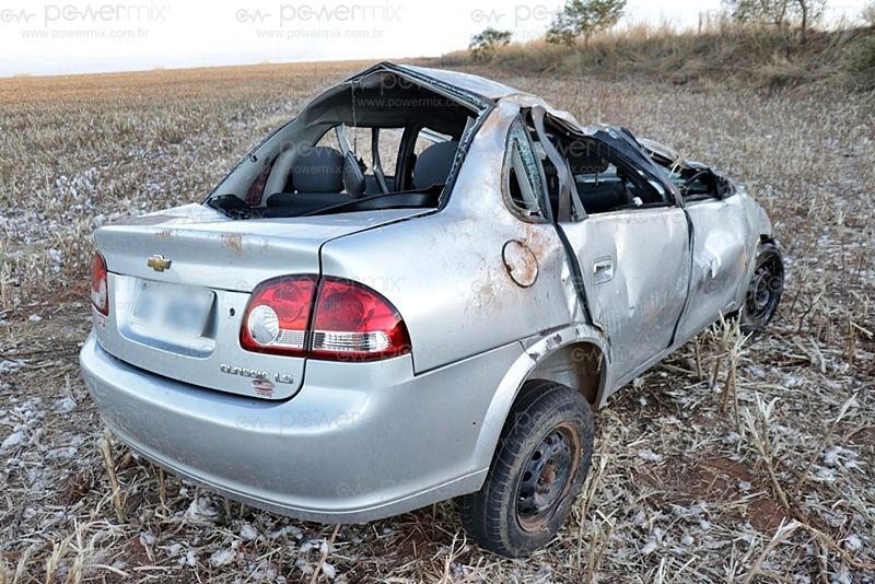 Motorista perde controle de veículo, capota na MT-010 e mulher morre em acidente 