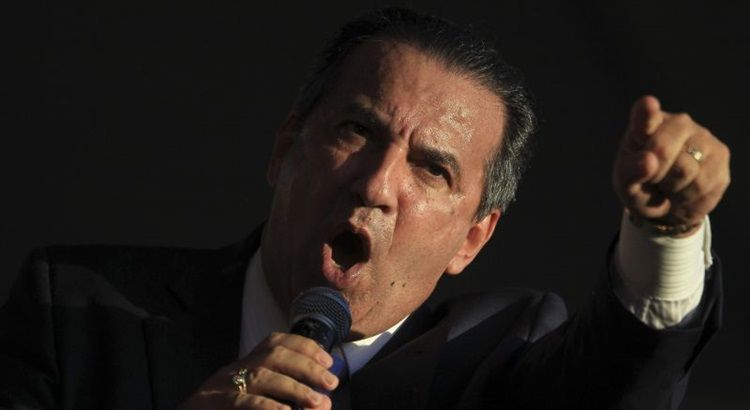 Silas Malafaia é levado pela Polícia Federal para prestar depoimento