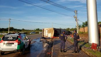 Motorista fica ferido após ter mal súbito e tombar carreta na Mário Andreazza