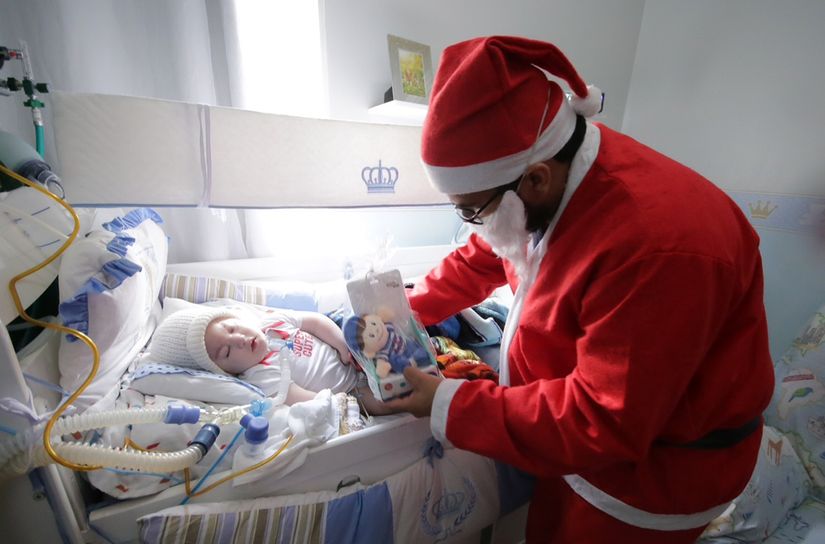 Médico se transforma em Papai Noel e visita crianças pacientes de home care
