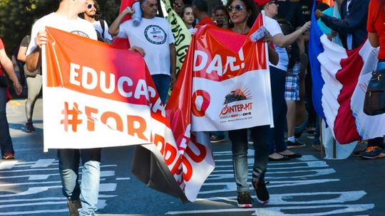 Professores se reúnem e ameaçam deflagrar greve em 7 dias