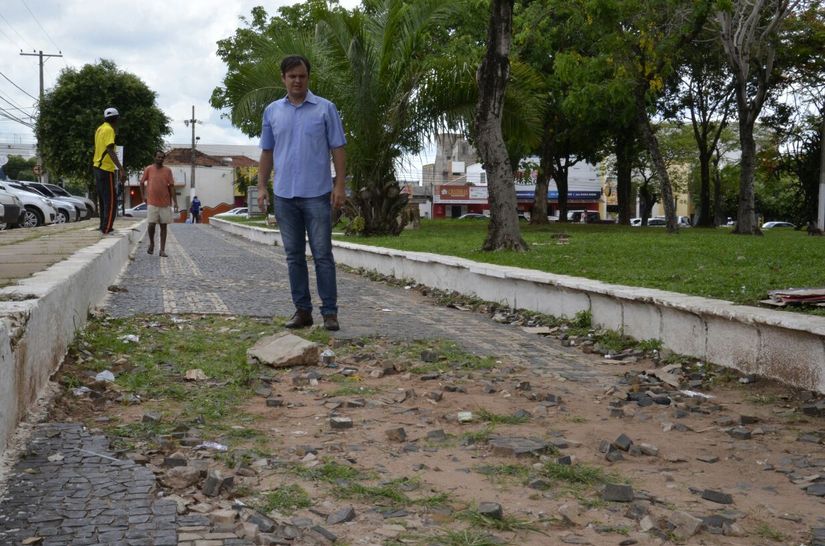 Vereador apresenta requerimento cobrando reforma da Praça dos Carreiros
