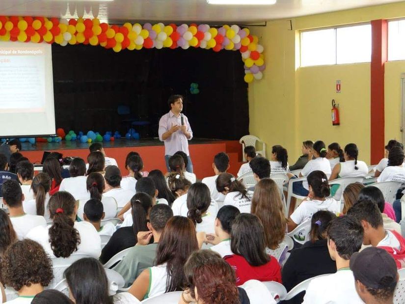 Thiago Silva apresenta projeto que auxilia jovens a ingressar no mercado de trabalho