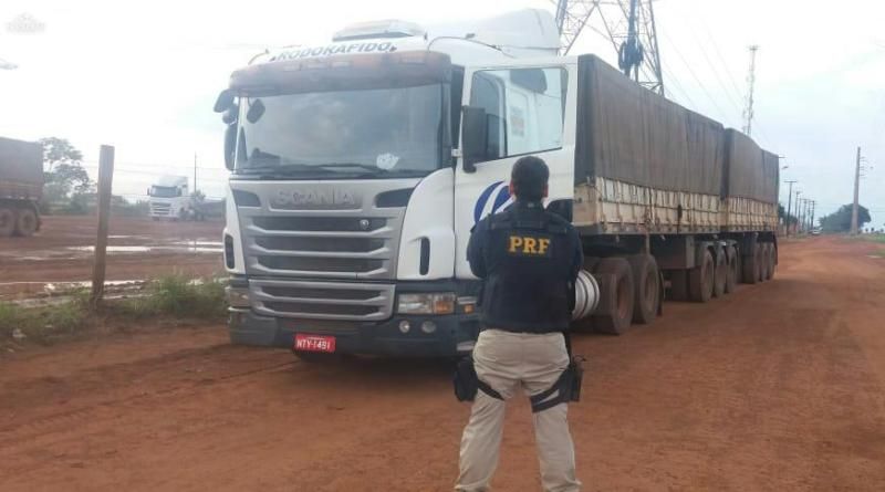 Motorista feito refém se solta, pede ajuda e PRF recupera Bitrem