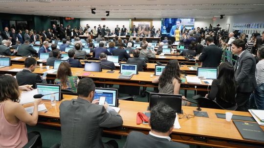 Comissão que analisa reforma ouve especialistas