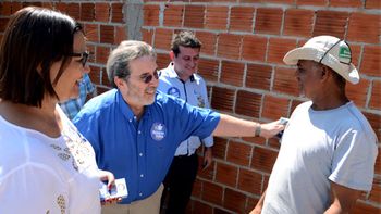 Rogério distribui material de campanha durante caminhada na Vila Operária