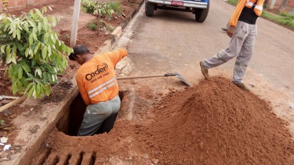 Lixo jogado pela população entope bueiros em Rondonópolis