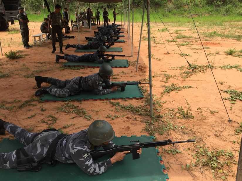 Polícias da Força Tática recebem treinamento de tiro com fuzil no 18°GAC
