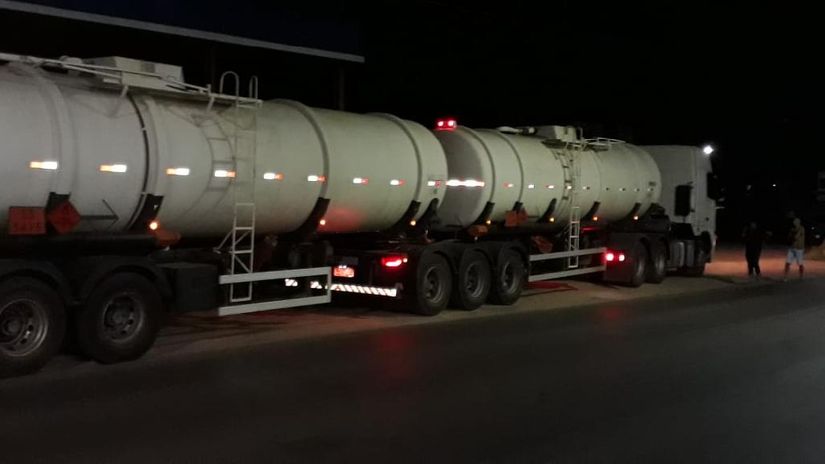 Homem é flagrado pela PM com carreta carregada de combustível roubada