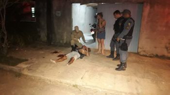 Homem é esfaqueado nas costas e ex-marido de atual namorada é suspeito 