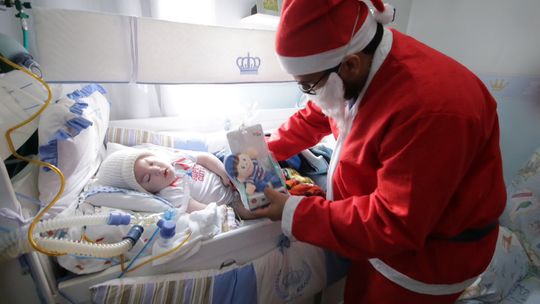 Médico se transforma em Papai Noel e visita crianças pacientes de home care