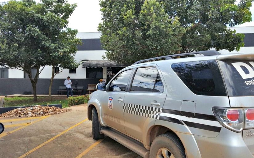 Mulher é procurada após jogar álcool e tentar atear fogo nos próprios filhos