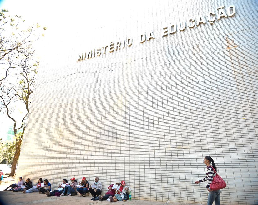 MEC libera R$ 316 milhões para bolsas e eventos científicos