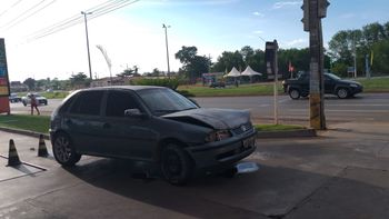 Criminosos batem carro durante tentativa de roubo e acabam fugindo a pé