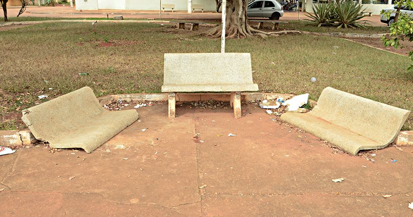 Praça do Lar dos Idosos está com bancos quebrados, suja e sem pintura