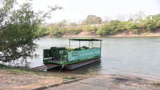 Balsa Ecológica retoma o serviço de coleta de lixo no Rio Cuiabá