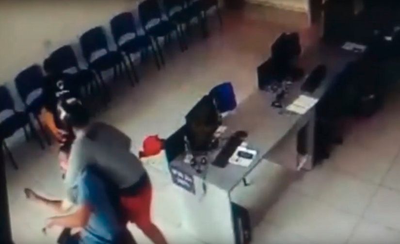 [Vídeo] Assaltante imobiliza vítima com 'mata-leão' durante roubo em Rondonópolis