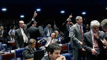 Congresso aprova projetos polêmicos em dia de atos violentos em Brasília