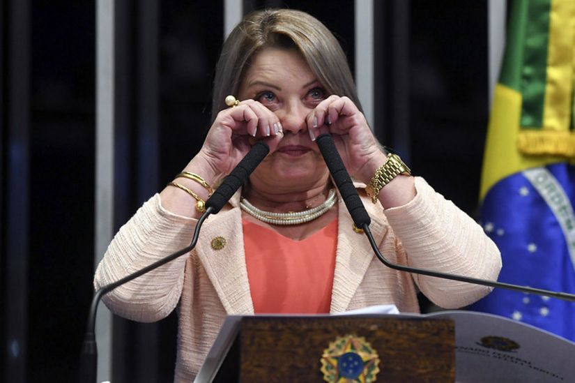 Selma chora e se defende em pronunciamento no Senado