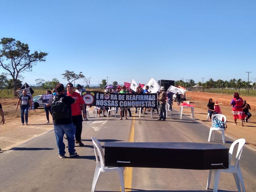 Professores em greve interditam BR 364 próximo à Cuiabá