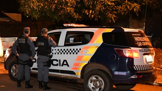 Bandidos invadem comércio e roubam R$ 500 do caixa