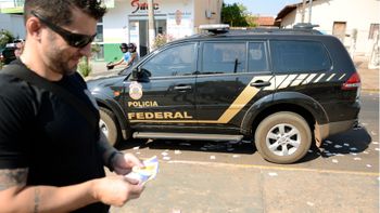 Santinhos ainda são espalhados próximos de sessões eleitorais em Rondonópolis