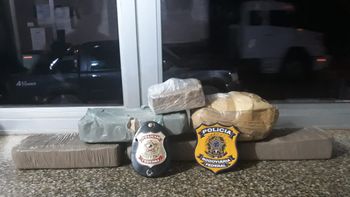 Motorista joga caminhonete contra policiais para não ser preso por tráfico de drogas