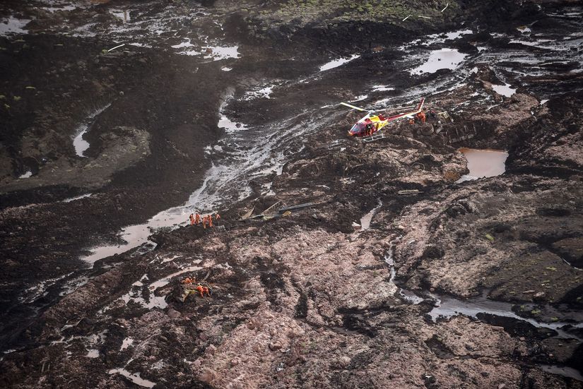 Bombeiros retomam buscas após rompimento de barragem em Brumadinho