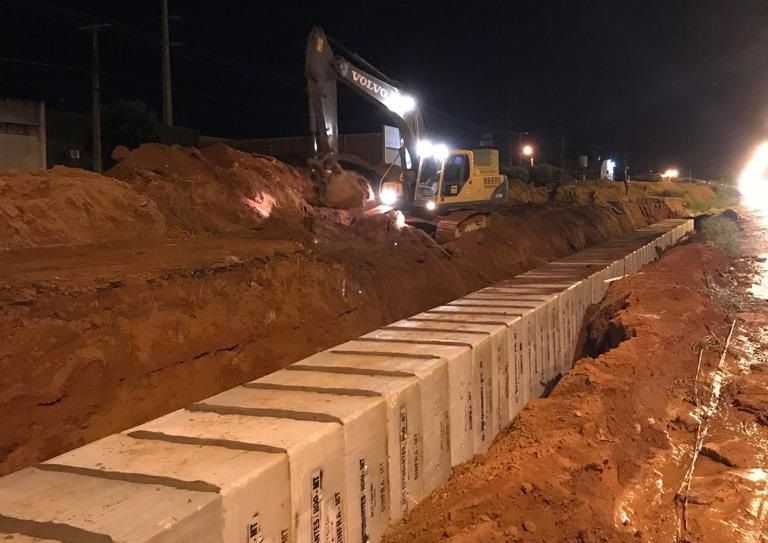 Aduelas começam a ser aterradas na Avenida dos Estudantes