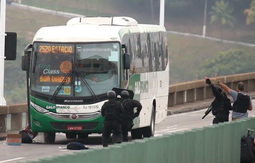 Sequestrador de ônibus é morto por atirador de elite na Ponte Rio-Niterói