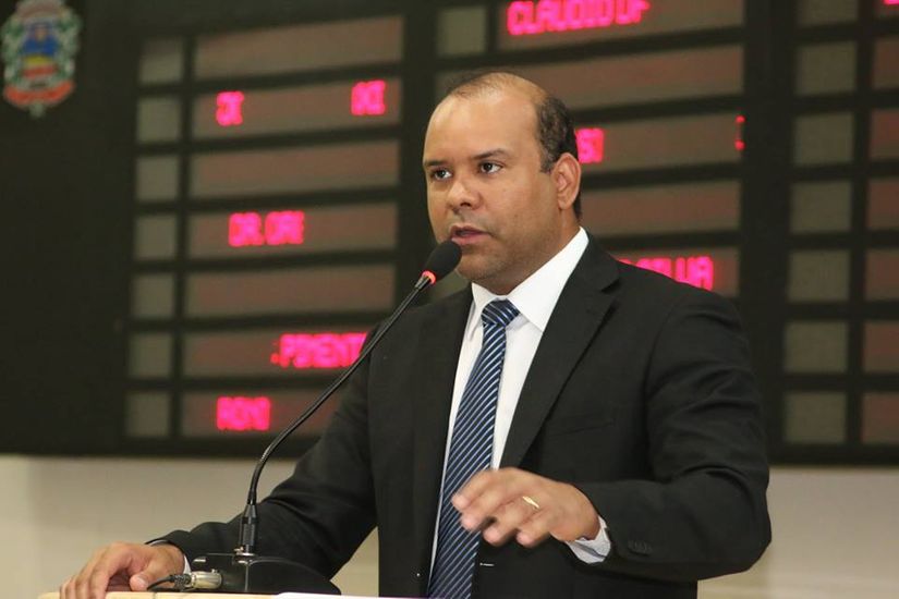 Thiago Muniz critica reforma de R$2,5 milhões da Câmara