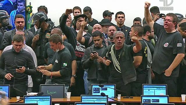 Agentes penitenciários invadem sessão e adiam votação da Reforma da Previdência