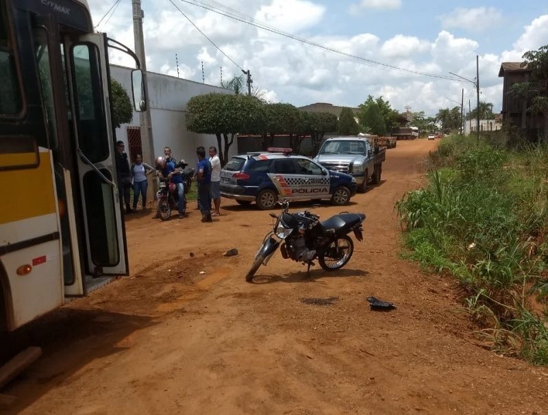 Motociclista morre após ser atropelado por ônibus escolar 
