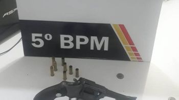 Suspeito é baleado na perna após atirar contra policiais