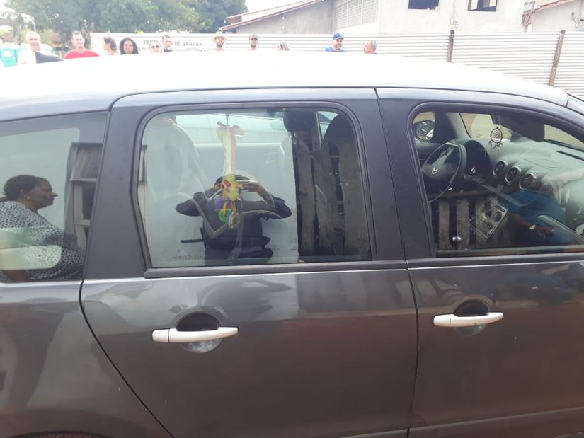 Bebê é resgatado pela PM após ser deixado em veículo trancado em MT, pai é preso 