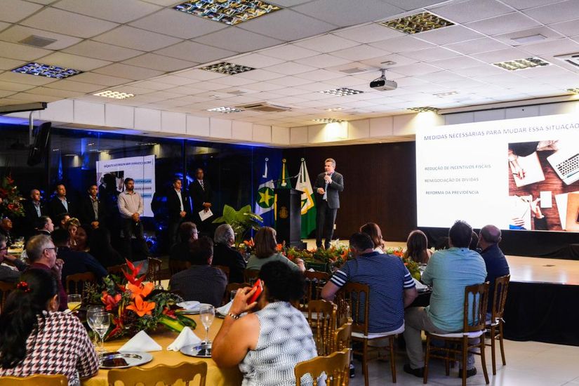 Governador apresenta balanço a prefeitos e demonstra que ações têm ajudado a consertar MT