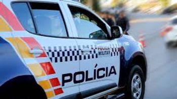 Homem surta, esfaqueia duas pessoas e PM atira em sua perna para conte-lo