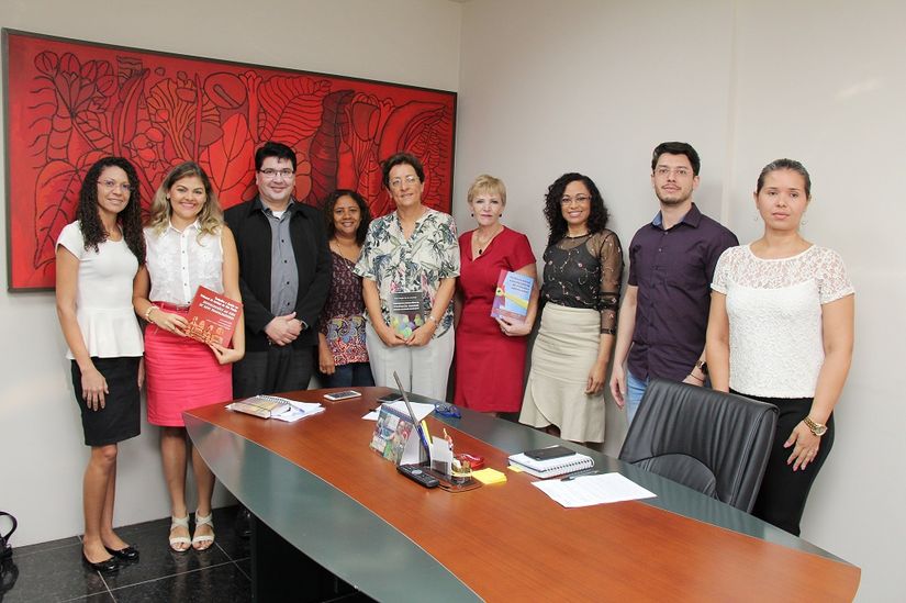Assistentes sociais e psicólogos cobram realização de concurso no TJ de MT