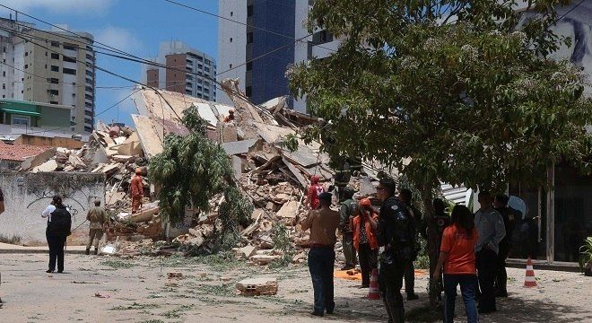 Buscas por sobreviventes do prédio que desabou chegam ao terceiro dia