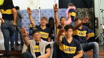 Alunos de Cuiabá posam fazendo gesto nazista