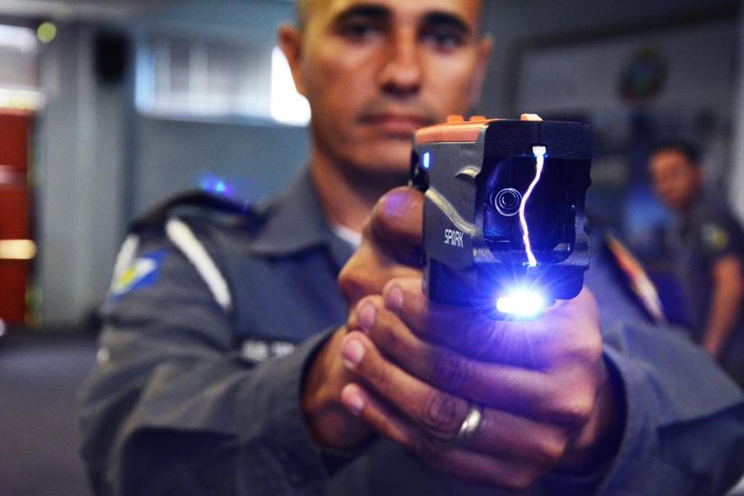 Criminoso é flagrando furtando loja e é impedido de fugir com disparo de arma de choque