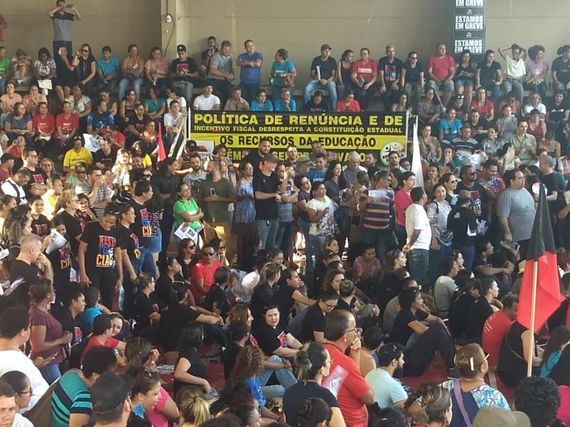 Professores da rede estadual decidem por manter greve
