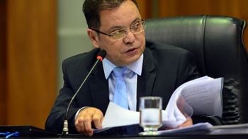 Botelho consulta plenário e arquiva projeto que mudava dia de sessões