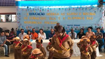 Apresentações culturais marcam entrega de uniformes para rede municipal de ensino