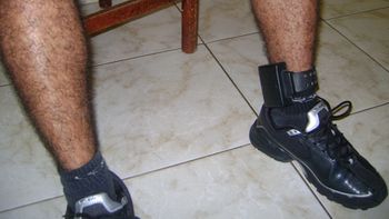 Monitorado por tornozeleira eletrônica, indivíduo usa documento falso e tenta sacar R$ 67 mil