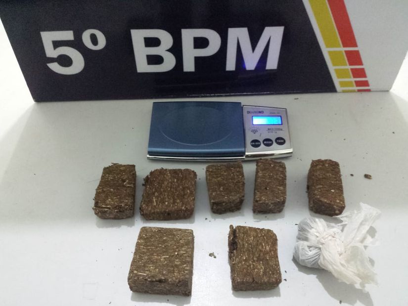 PM apreende droga em sacola que estava com traficante na Canaã